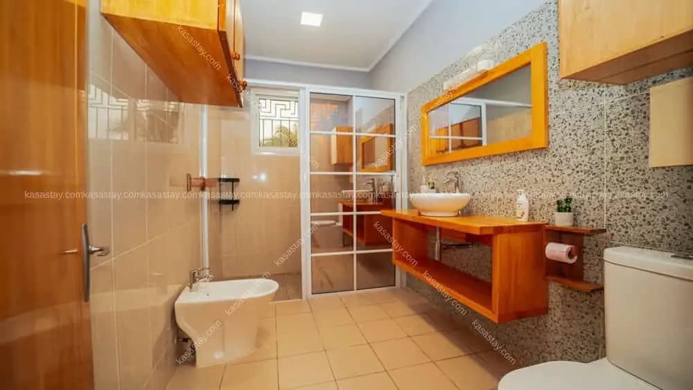 Townhouse à Ngoyè, N7, Kribi, 5 chambres — photo 4 sur 5